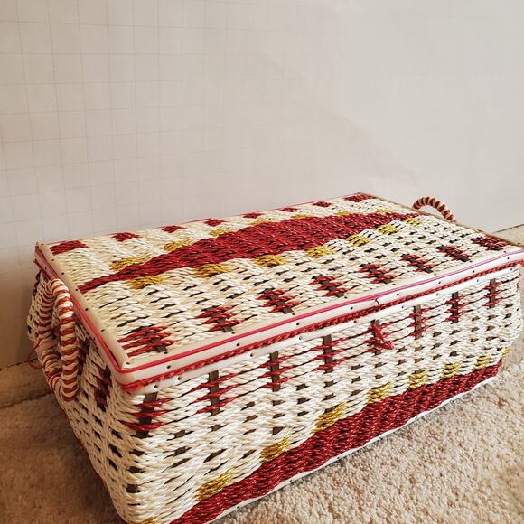 Vintage Sewing Basket - Perfect for Hiding Your Secrets (and Thread) - Picture 3 of 8